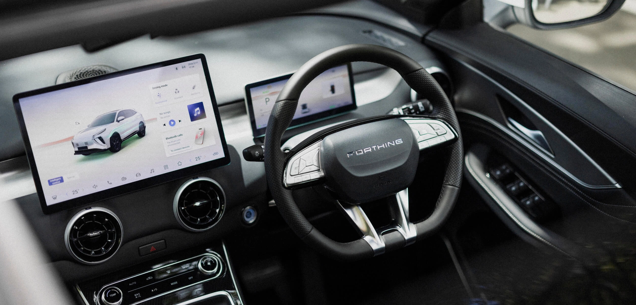 Interior de un vehículo FORTHING con tecnología integrada