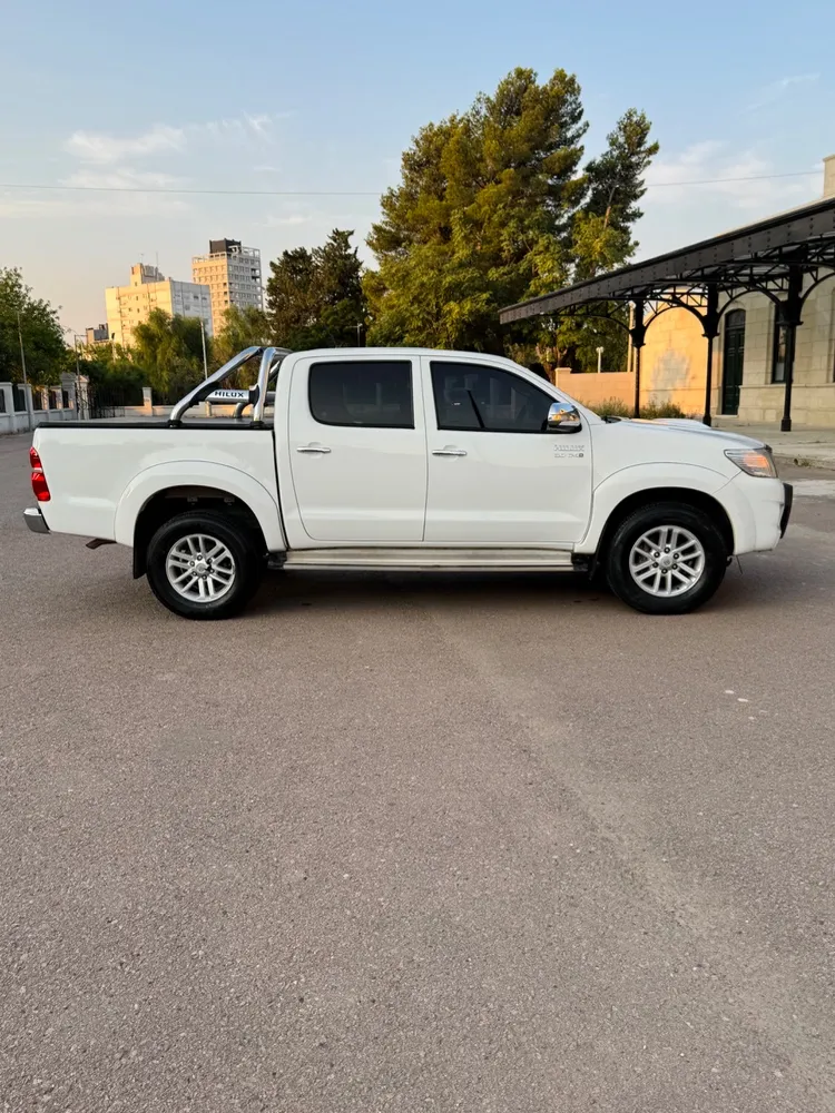 Toyota Hilux SRV — foto 11