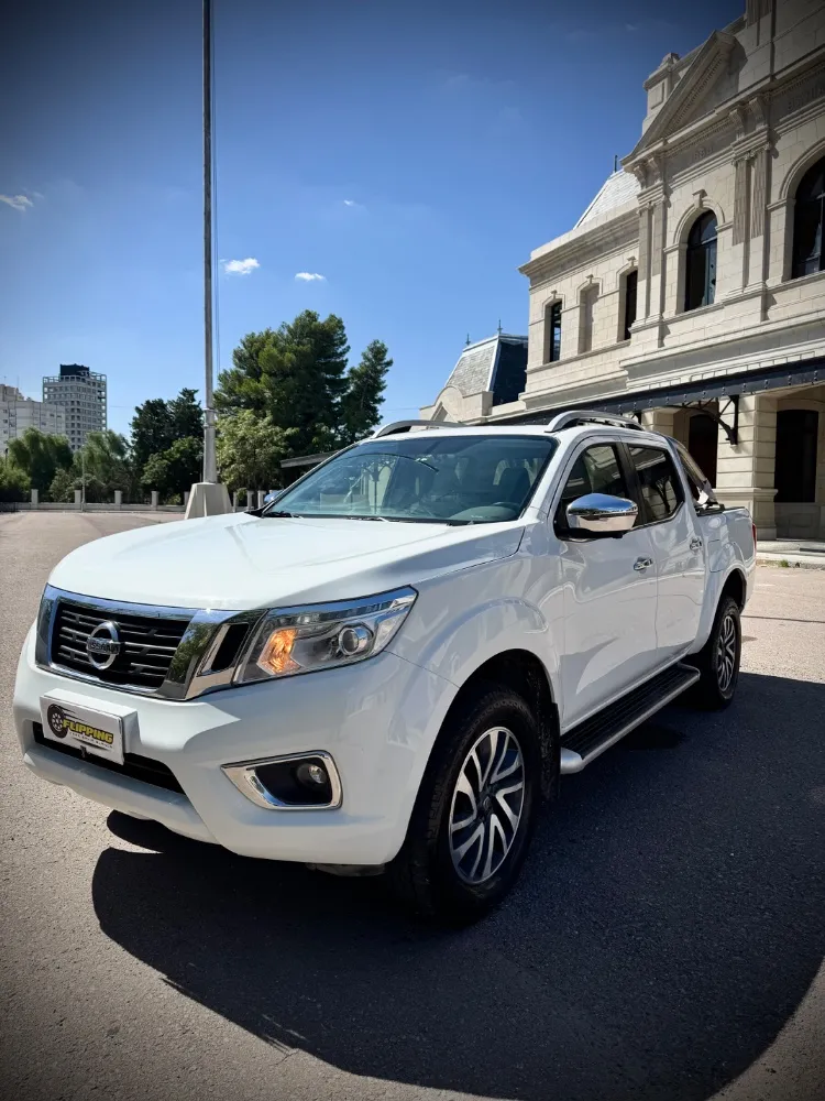 Nissan Frontier LE 4x4 — foto principal