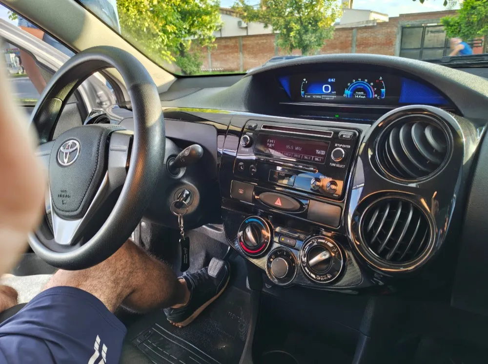 Toyota ETIOS  1.5 X 5 PTAS  — foto 4
