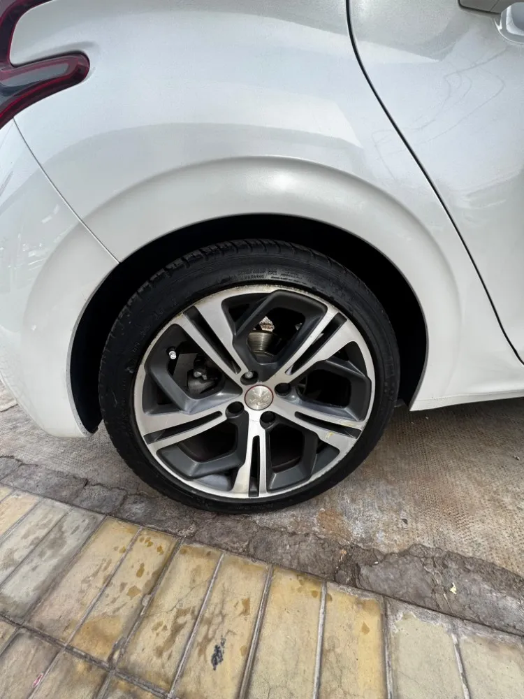 Peugeot 208 GT Line — foto 3