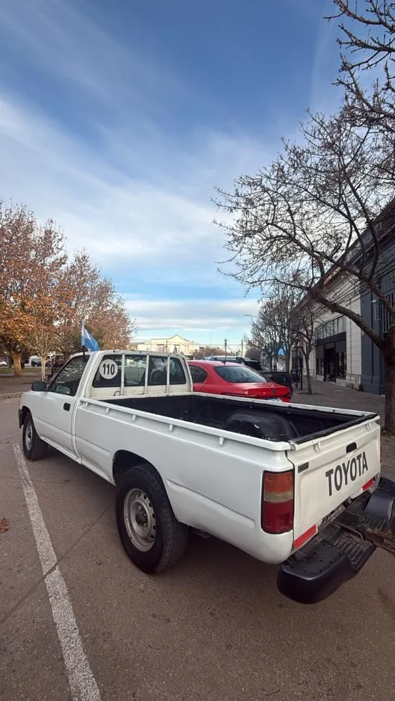 Toyota Hilux STD — foto 3