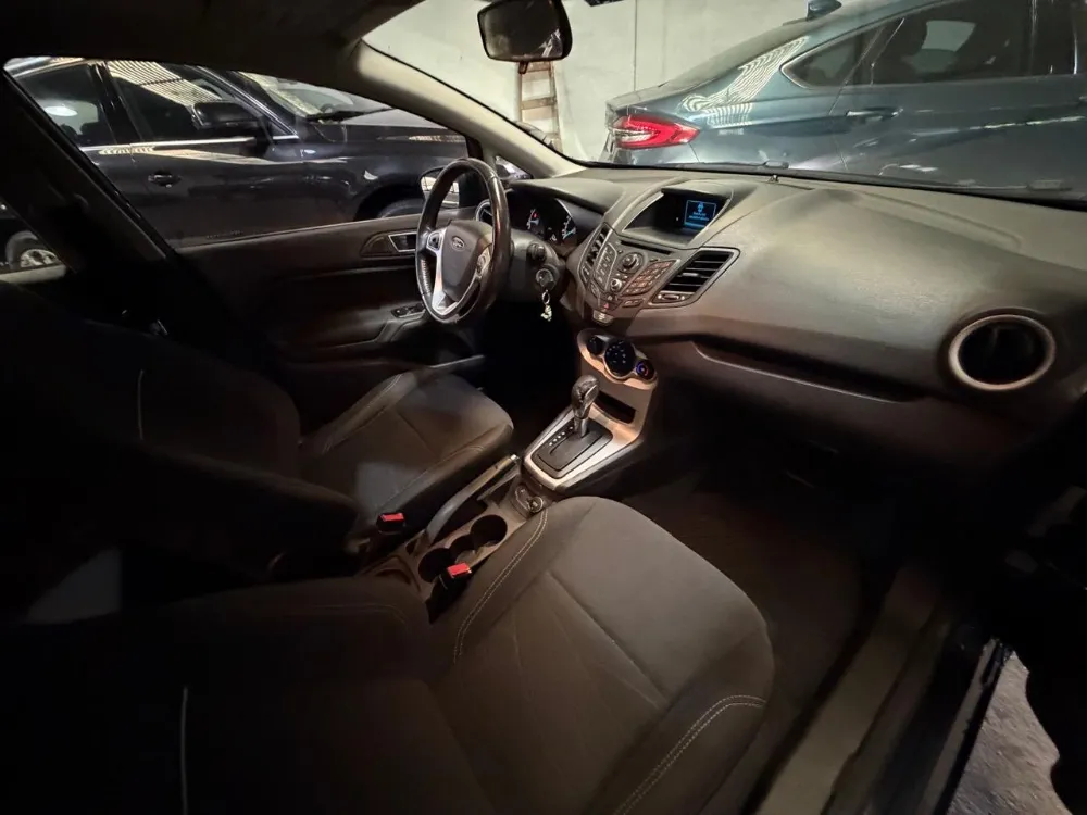 Ford Fiesta Kinetic 1.6 Se Plus Powershift 120cv — foto 6