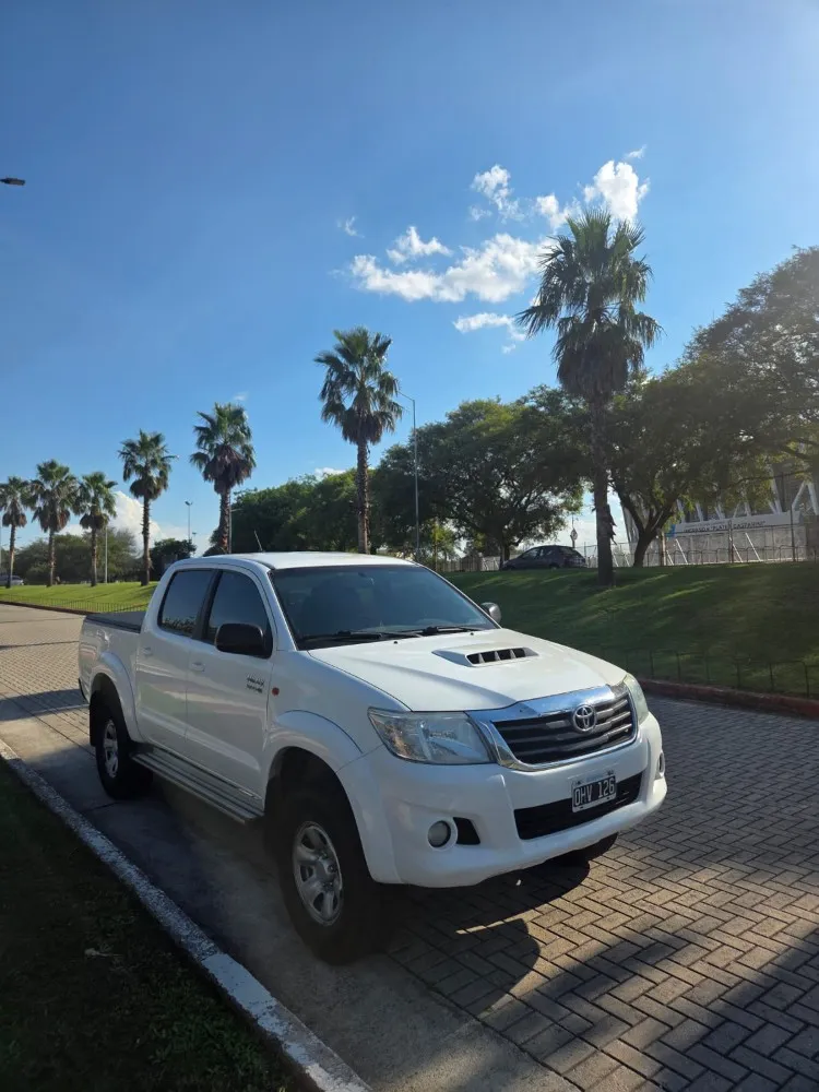 Toyota Hilux SR — foto 8