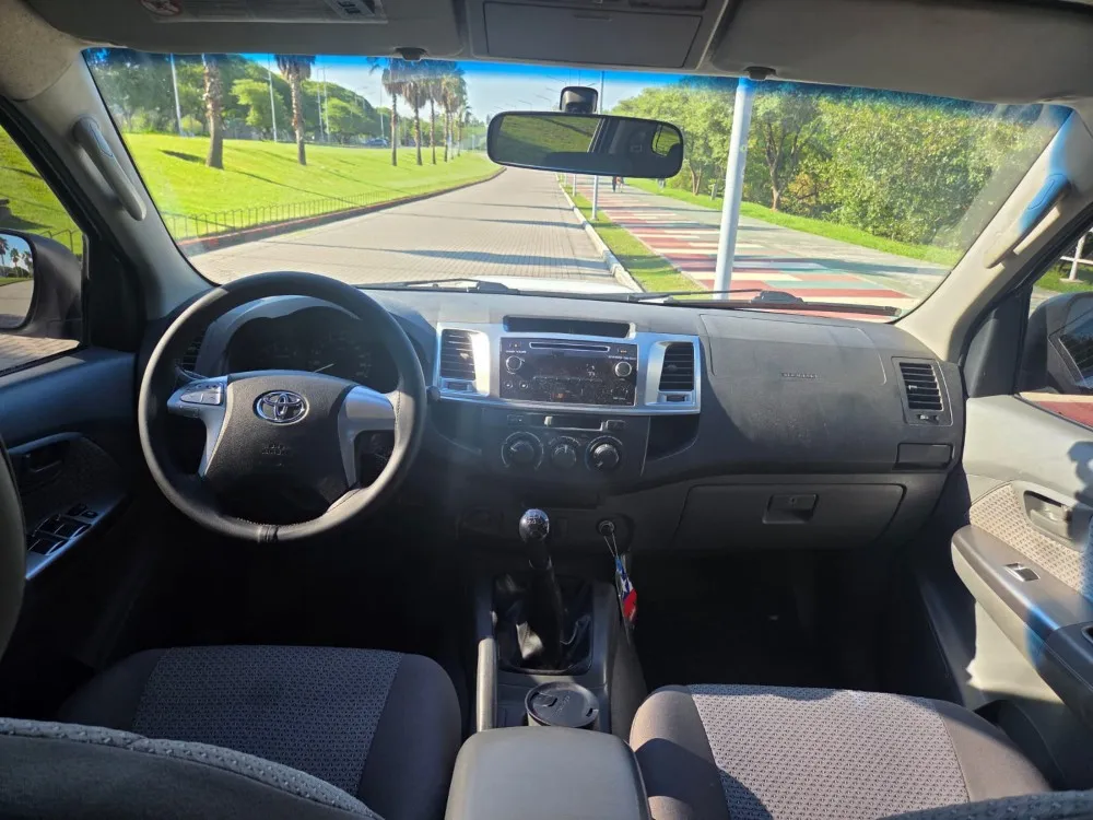Toyota Hilux SR — foto 10