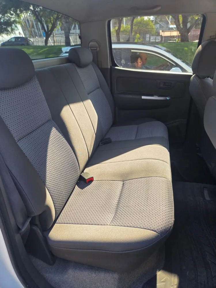 Toyota Hilux SR — foto 11
