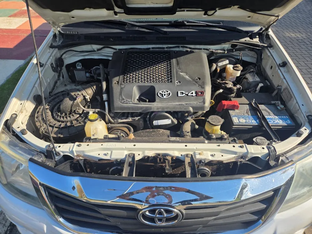 Toyota Hilux SR — foto 12