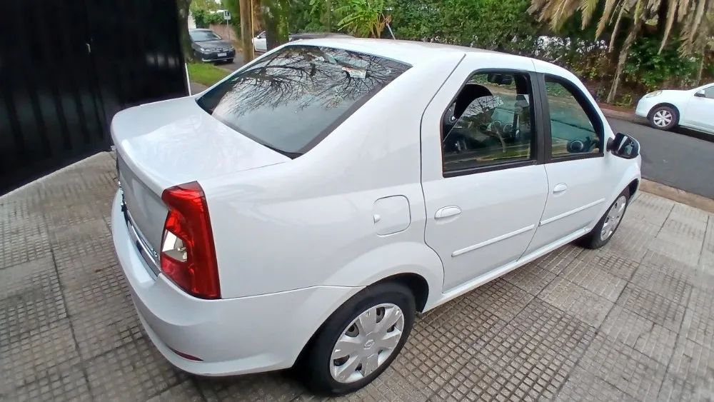 Renault LOGAN 4P 1,6 8V Confort Ii ABS 2013 — foto 3