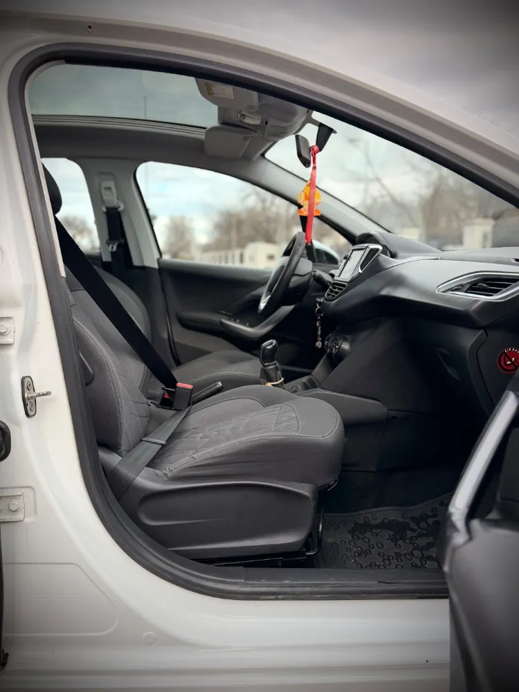 Peugeot 208 Feline — foto 3