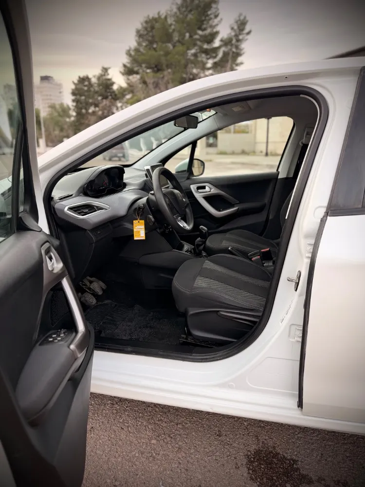 Peugeot 208 — foto 4