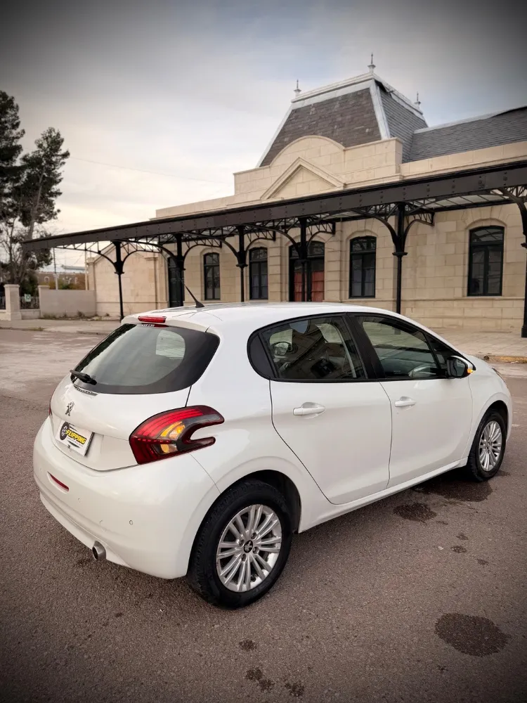 Peugeot 208 — foto 9