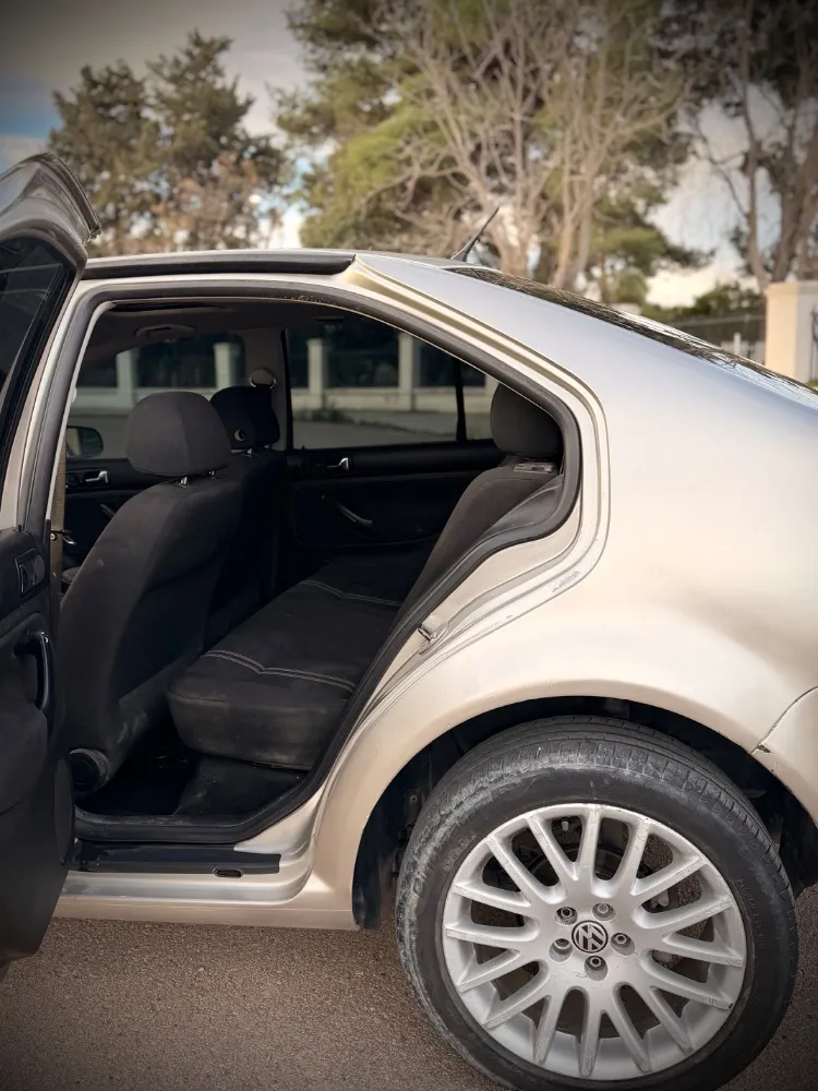 Volkswagen BORA 4P 1,8 T Highline 180CV — foto 6