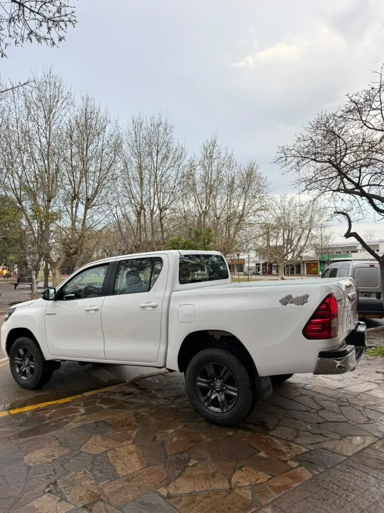 Toyota Hilux SR — foto 4