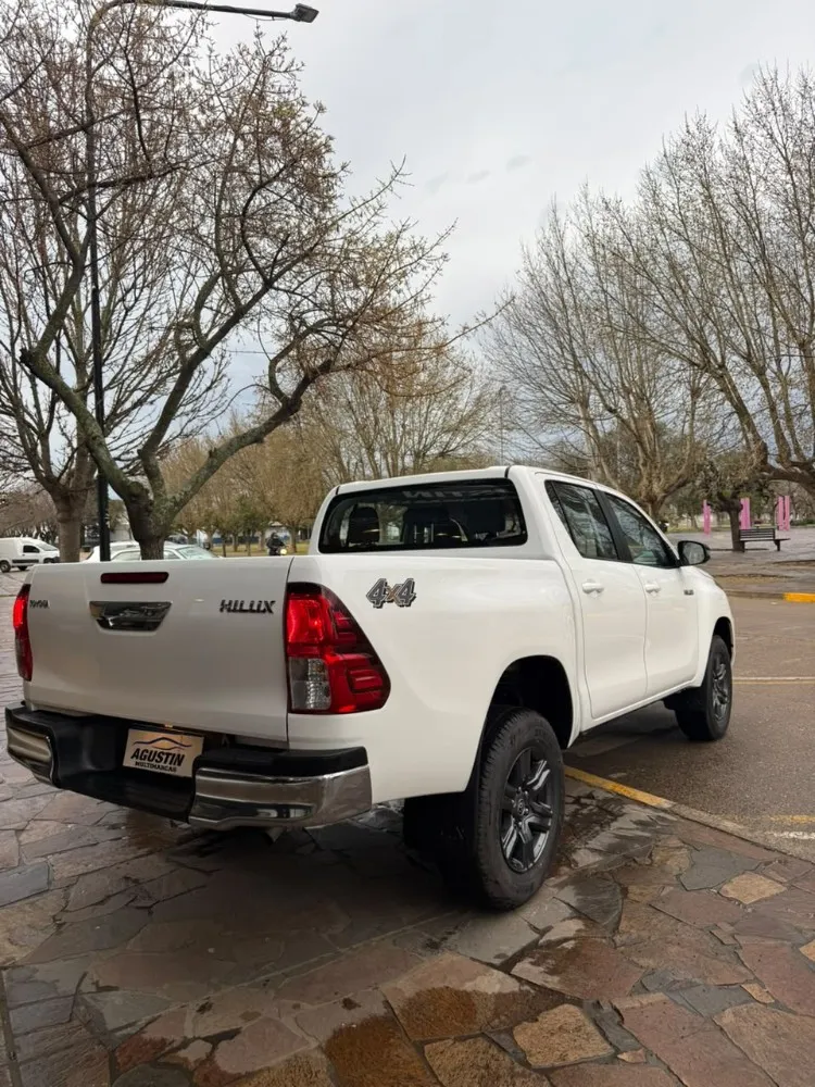 Toyota Hilux SR — foto 6