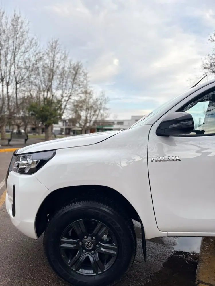 Toyota Hilux SR — foto 10