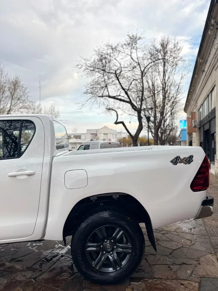 Toyota Hilux SR — foto 11