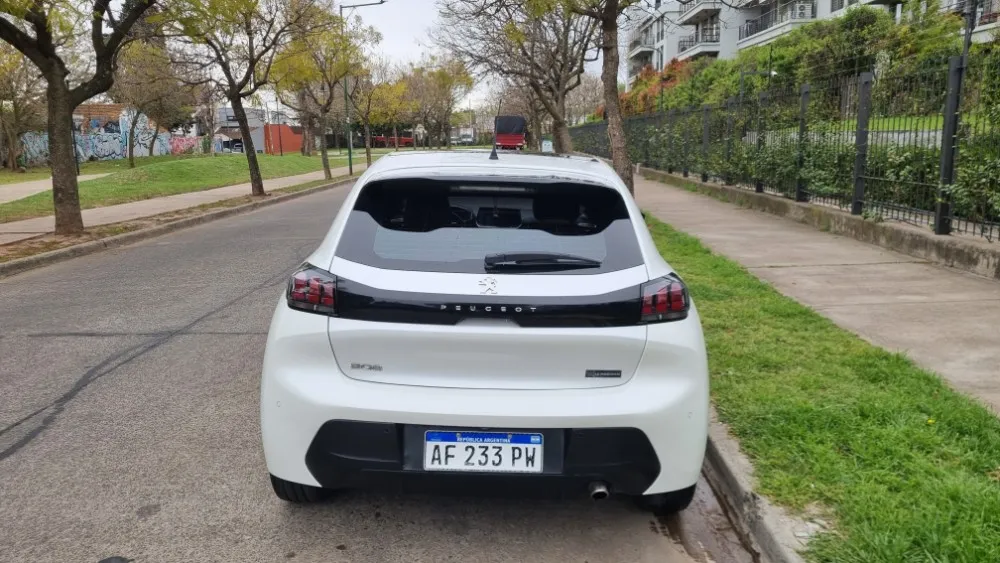 Peugeot 208 Allure — foto 12
