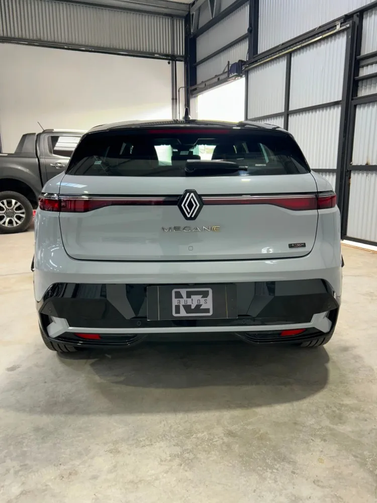 Renault Megane E-Tech Iconic — foto 8