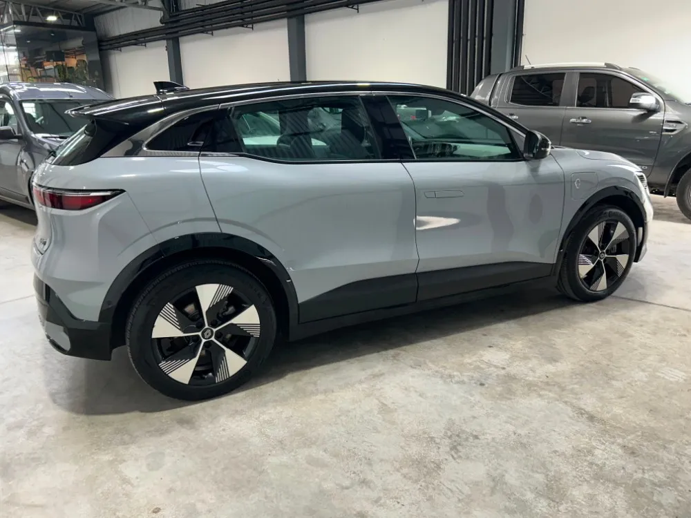 Renault Megane E-Tech Iconic — foto 10