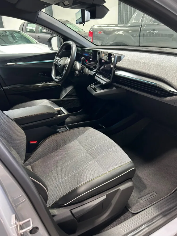 Renault Megane E-Tech Iconic — foto 16