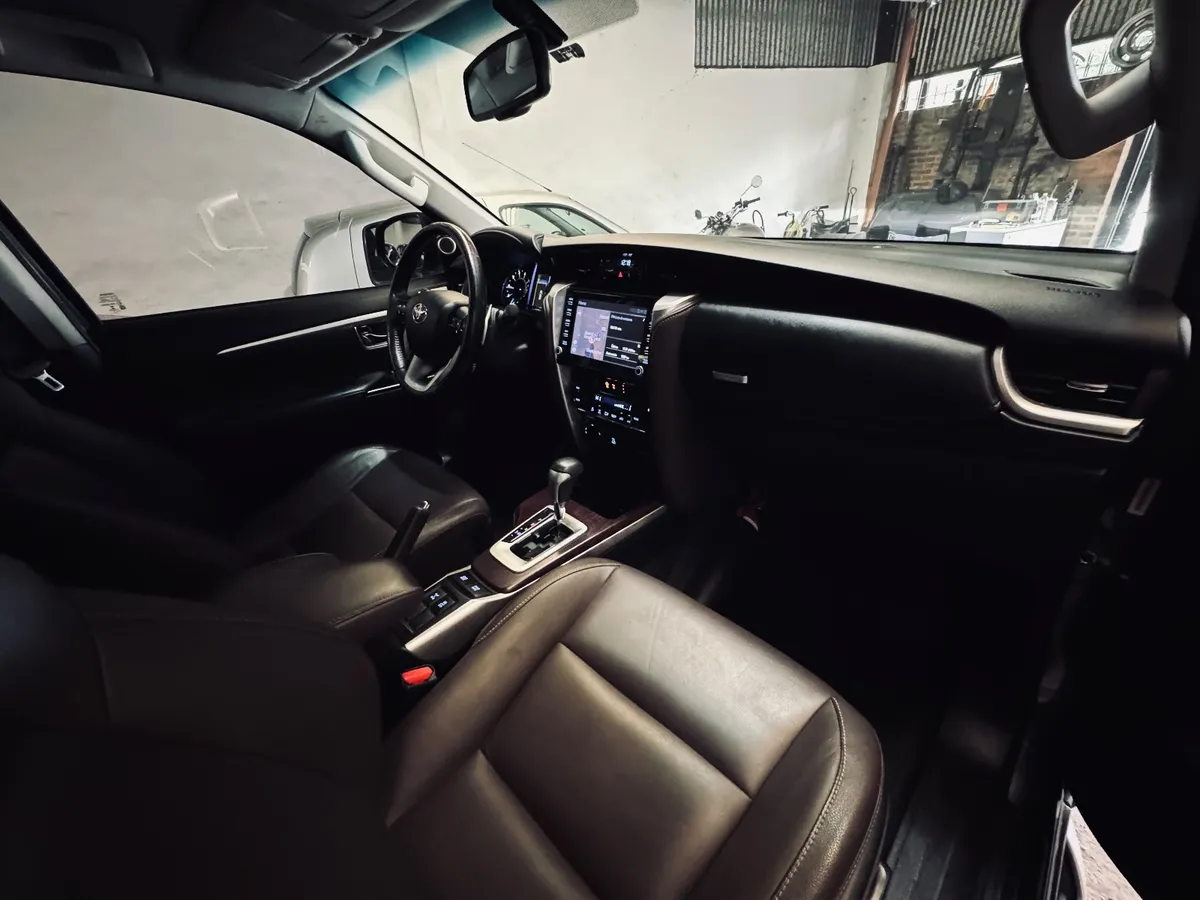 Toyota HILUX SW4 5P 2,8 Diesel Srx 4X4 7a 2020 — foto 6