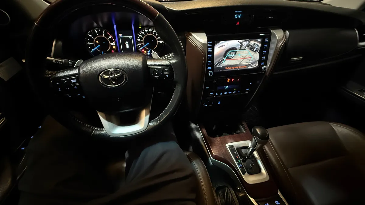 Toyota HILUX SW4 5P 2,8 Diesel Srx 4X4 7a 2020 — foto 6