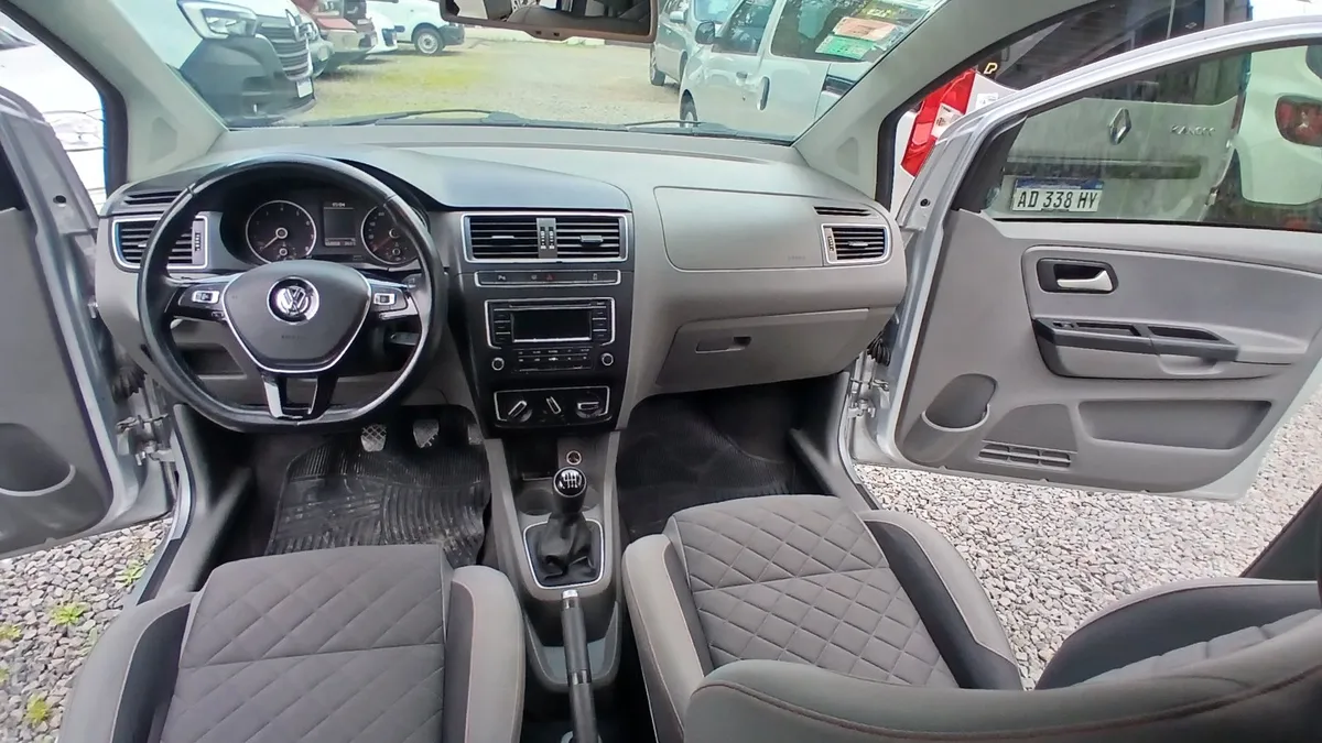 Volkswagen SURAN 5P 1,6 Highline 2014 — foto 13