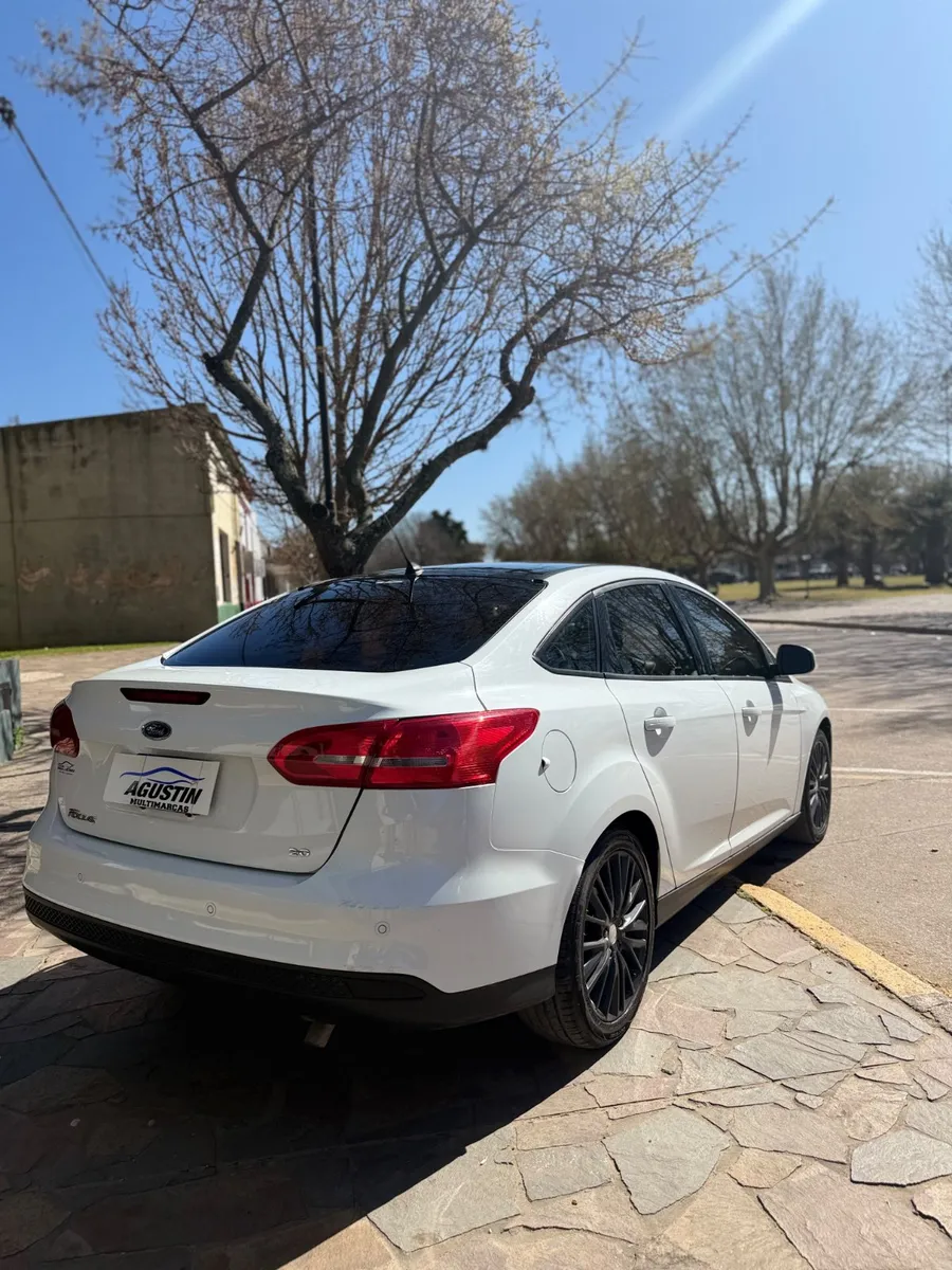 Ford FOCUS 5P 2,0 Ghia AT — foto 4