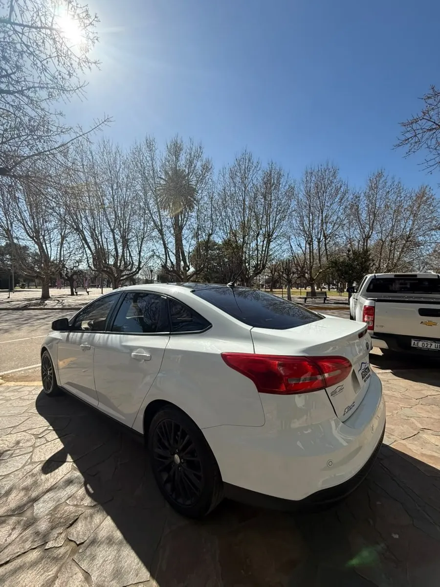 Ford FOCUS 5P 2,0 Ghia AT — foto 5