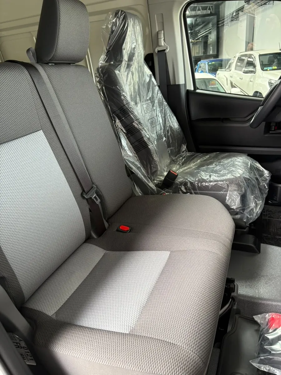 Toyota HIACE 2.8 Furgon  Diesel L2h2 6AT 3a 5P  — foto 13