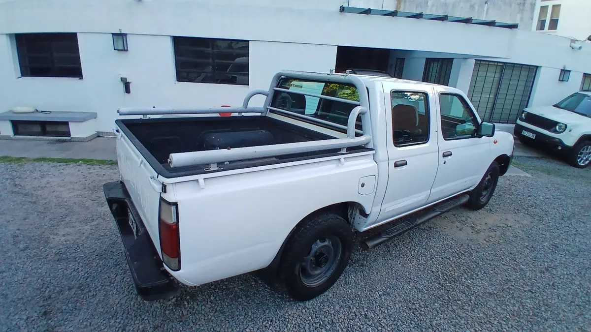 Nissan NP 300 PICK UP D/C 2,5 Td 4X2 — foto 6