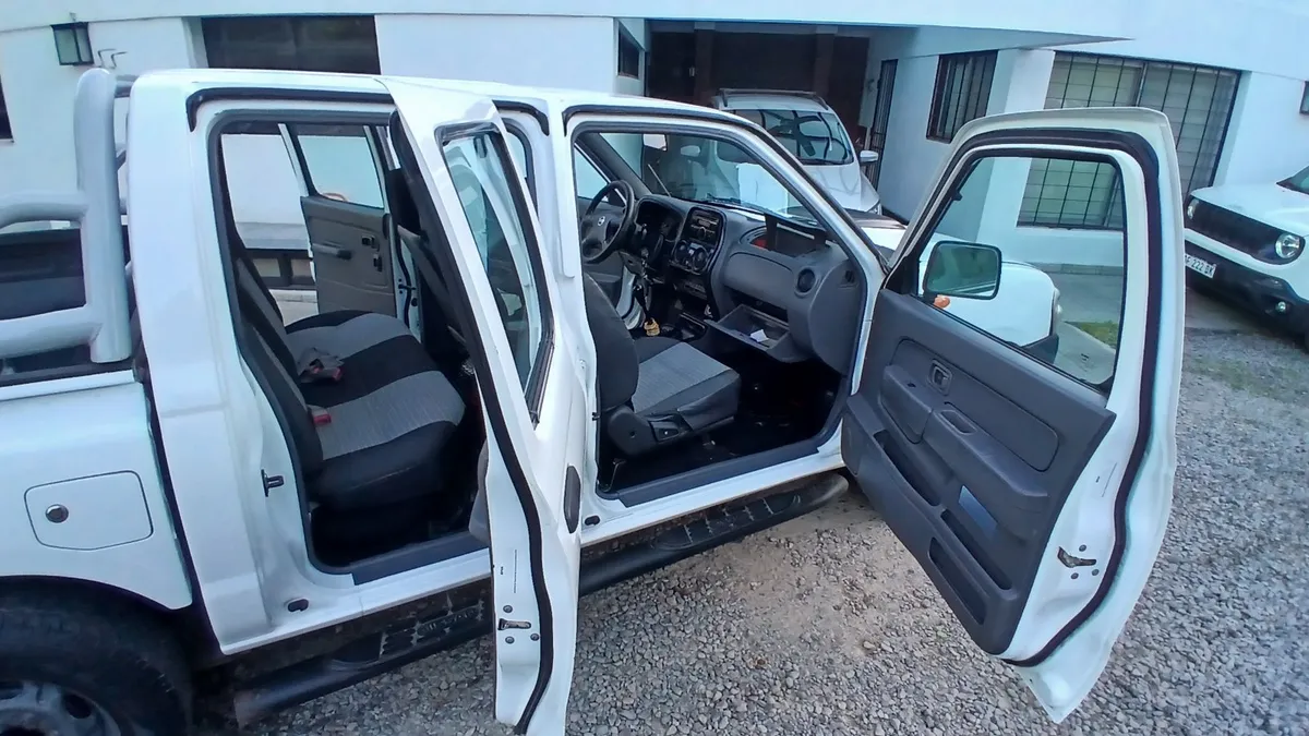 Nissan NP 300 PICK UP D/C 2,5 Td 4X2 — foto 9