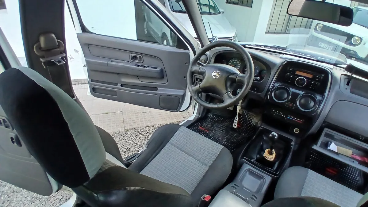 Nissan NP 300 PICK UP D/C 2,5 Td 4X2 — foto 11