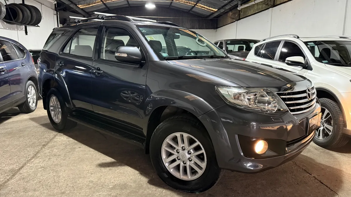 Toyota HILUX SW4 4x2 SRV 2.7 VVTI 4AT cuero 7 pax — foto 2