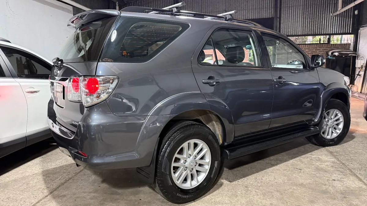 Toyota HILUX SW4 4x2 SRV 2.7 VVTI 4AT cuero 7 pax — foto 3