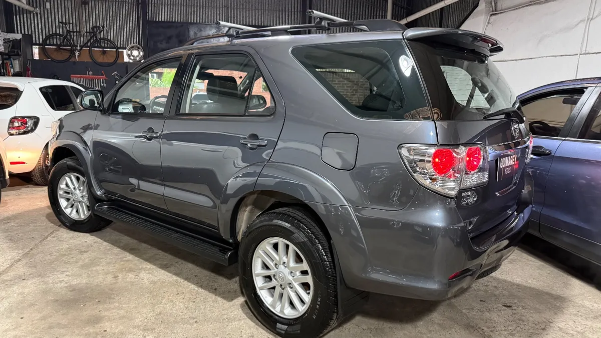 Toyota HILUX SW4 4x2 SRV 2.7 VVTI 4AT cuero 7 pax — foto 4
