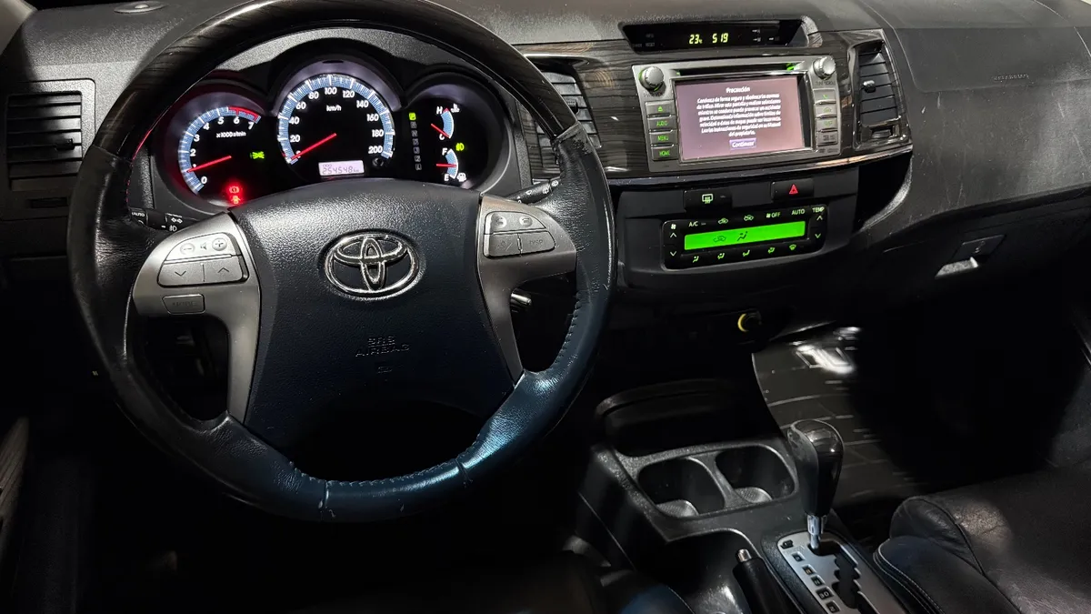 Toyota HILUX SW4 4x2 SRV 2.7 VVTI 4AT cuero 7 pax — foto 5