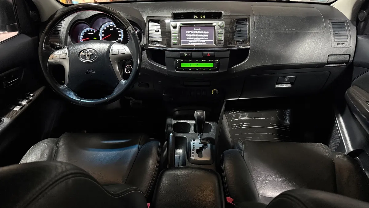 Toyota HILUX SW4 4x2 SRV 2.7 VVTI 4AT cuero 7 pax — foto 6