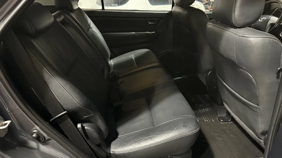 Toyota HILUX SW4 4x2 SRV 2.7 VVTI 4AT cuero 7 pax — foto 7