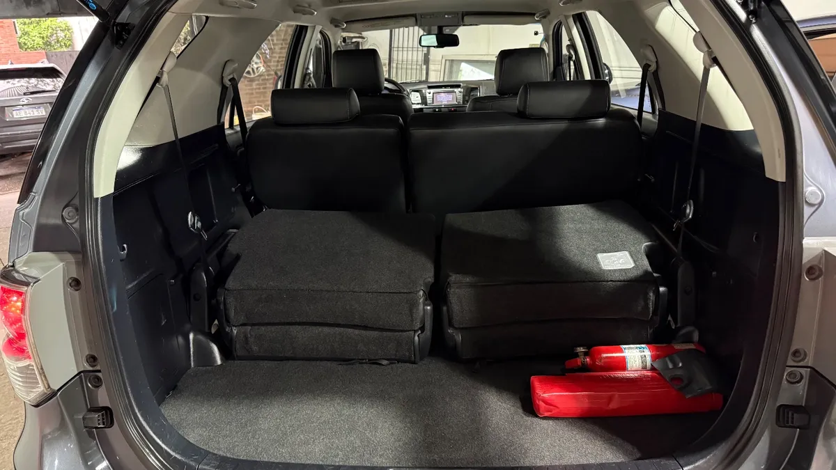 Toyota HILUX SW4 4x2 SRV 2.7 VVTI 4AT cuero 7 pax — foto 9