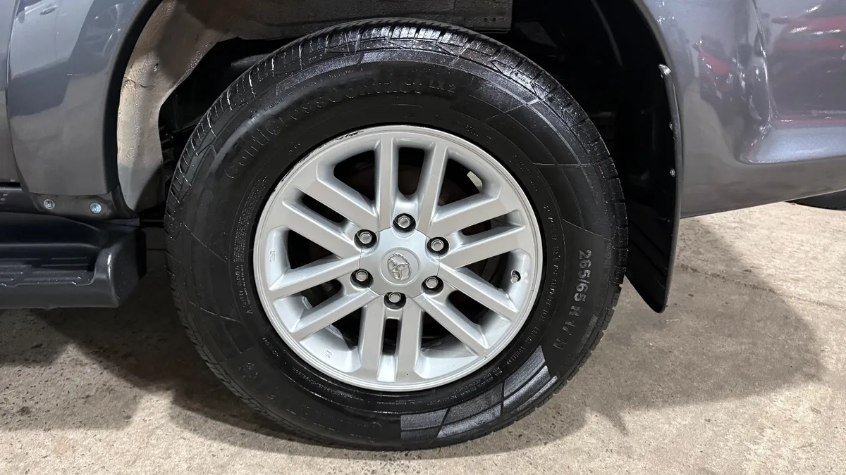 Toyota HILUX SW4 4x2 SRV 2.7 VVTI 4AT cuero 7 pax — foto 10