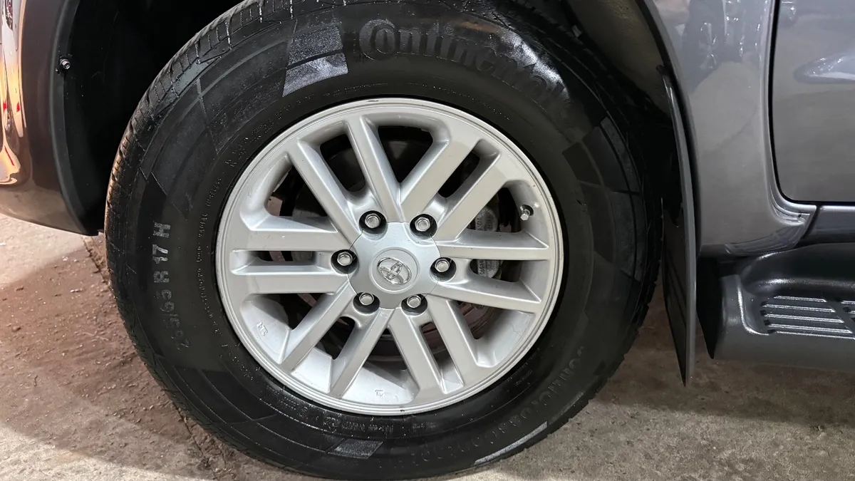 Toyota HILUX SW4 4x2 SRV 2.7 VVTI 4AT cuero 7 pax — foto 11