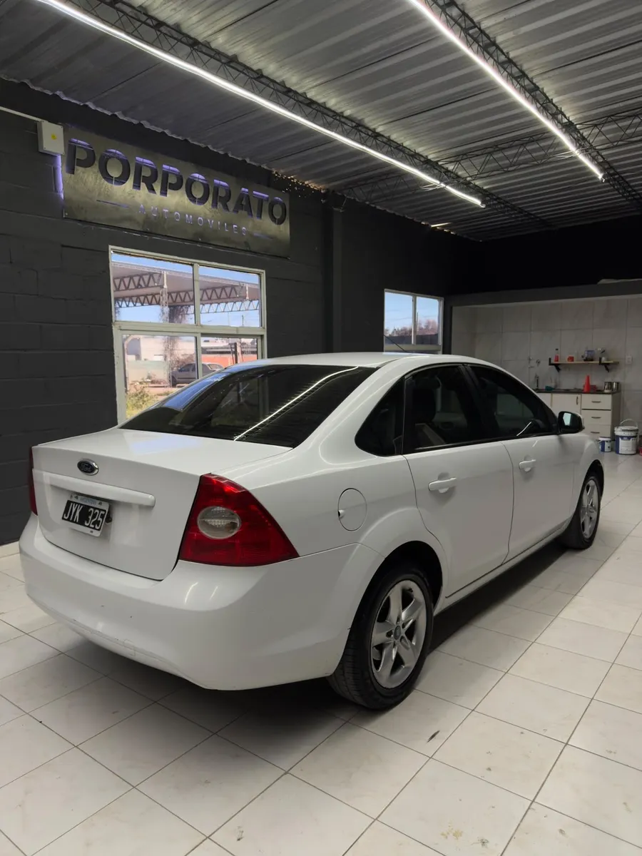 Ford FOCUS 4P 1,6 Trend Exe — foto 4