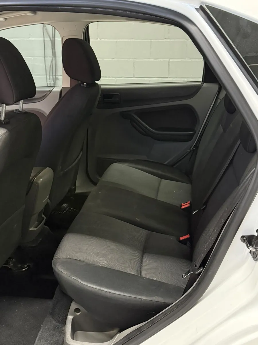 Ford FOCUS 4P 1,6 Trend Exe — foto 6