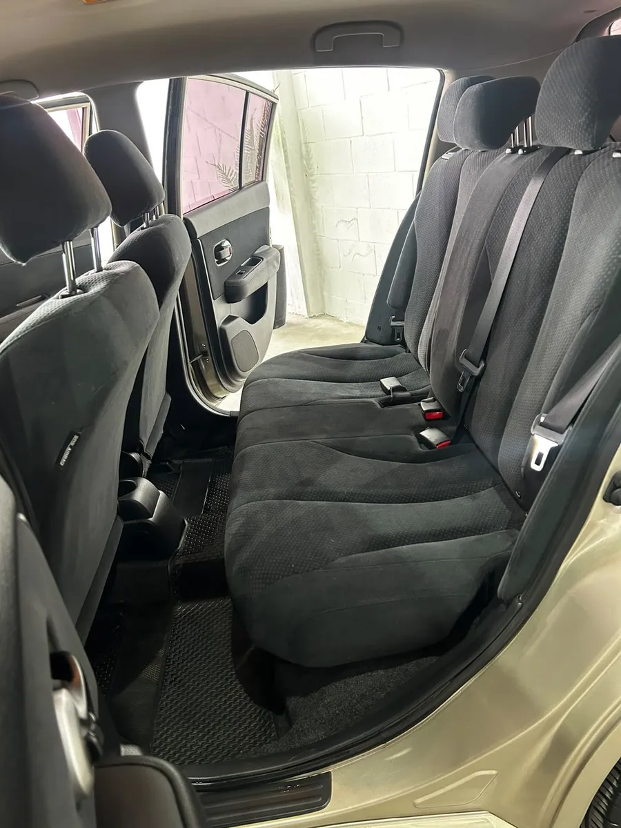 Nissan TIIDA 5P 1,8 Visia Hatchback — foto 5