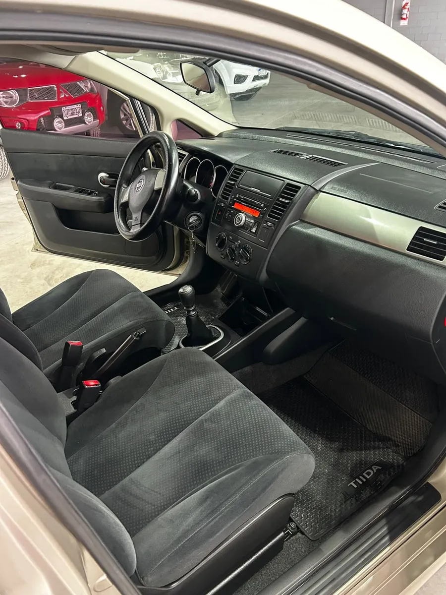 Nissan TIIDA 5P 1,8 Visia Hatchback — foto 7