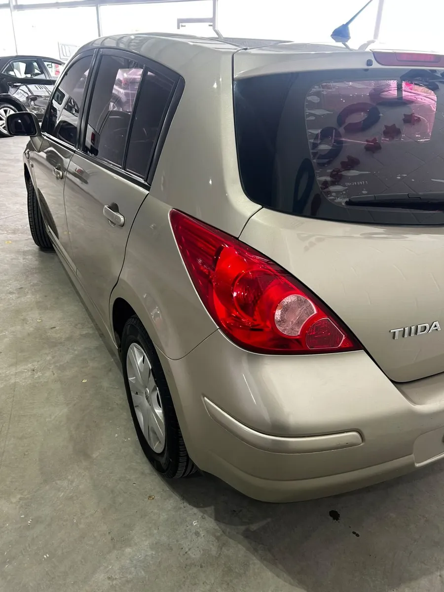 Nissan TIIDA 5P 1,8 Visia Hatchback — foto 8