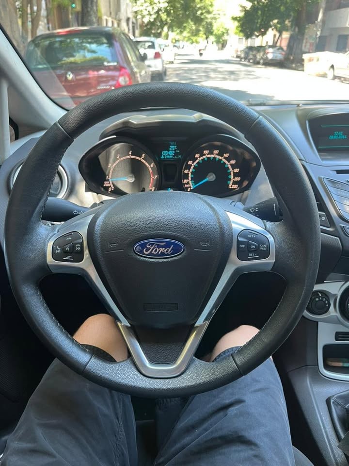 Ford Fiesta SE — foto 9