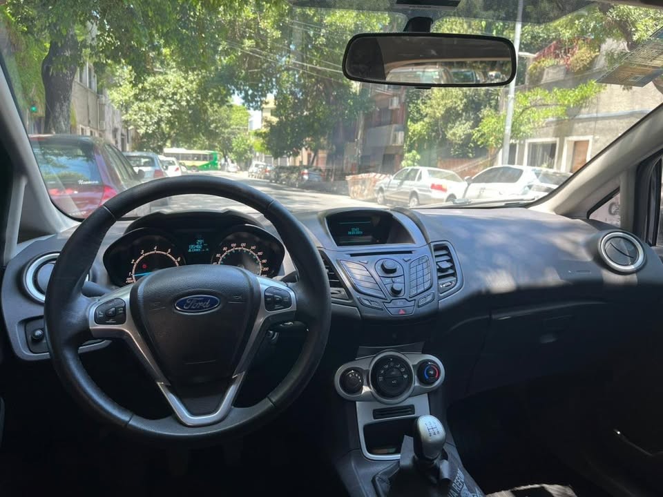 Ford Fiesta SE — foto 11