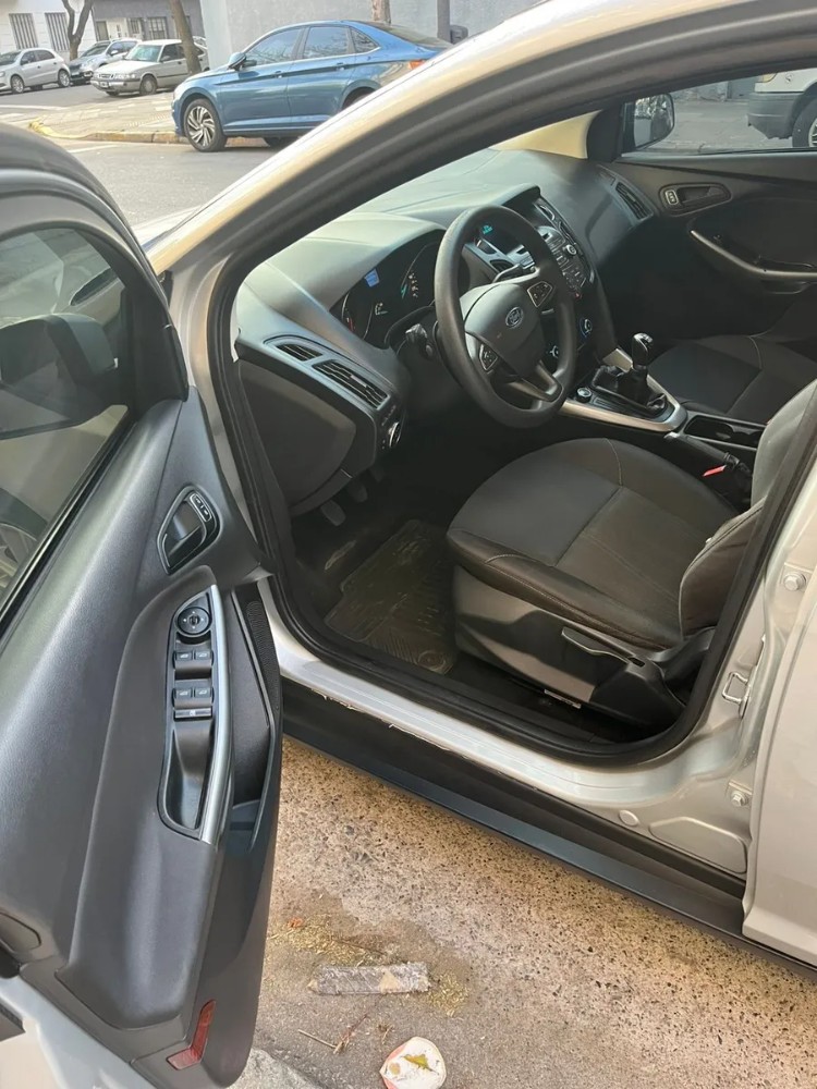 Ford Focus SE — foto 12